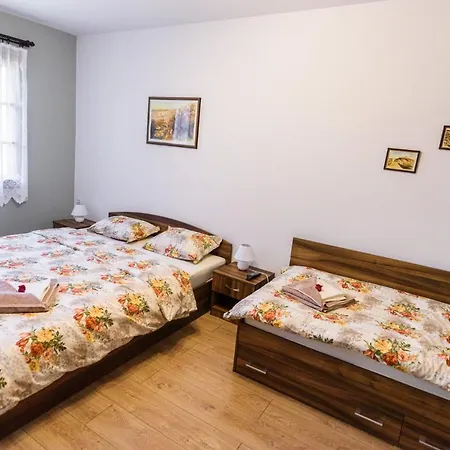 Holiday home трапезица *